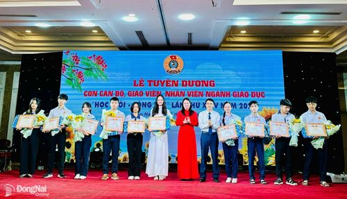 Phó giám đốc Sở Giáo dục và đào tạo Đỗ Huy Khánh và Phó chủ tịch Liên đoàn Lao động tỉnh Bùi Thị Nhàn trao giấy khen cho các em học sinh được tuyên dương danh hiệu Học giỏi - sống tốt cấp tỉnh. Ảnh: H.Dung