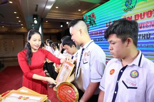 Phó chủ tịch Công đoàn ngành giáo dục Hà Uyên Thy trao danh hiệu Học sinh học giỏi sống tốt cho học sinh. Ảnh: Công Nghĩa