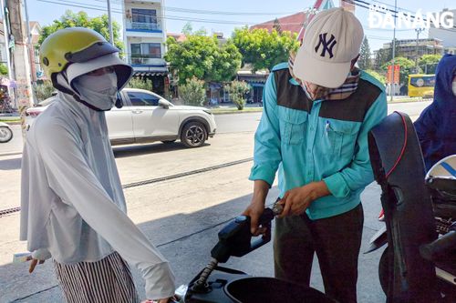 Giá xăng, dầu giảm lần thứ 5 liên tiếp. Ảnh: CHIẾN THẮNG