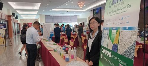 Một doanh nghiệp trưng bày sản phẩm tái chế tại sự kiện