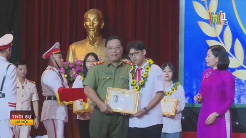 Trung tướng Nguyễn Hải Trung, Bí thư Đảng ủy, Giám đốc CATP biểu dương, ghi nhận những thành tích học tập của các em.