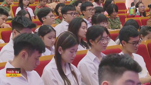 148 em học sinh có thành tích xuất sắc tiêu biểu được Công an thành phố Hà Nội trao tặng Giấy khen.