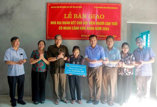 Lãnh đạo Hội Người cao tuổi tỉnh, UBND huyện Quảng Hòa trao kinh phí hỗ trợ xây nhà Đại đoàn kết cho gia đình bà Lương Thị Minh, xóm Lũng Sặp, xã Quốc Toản.