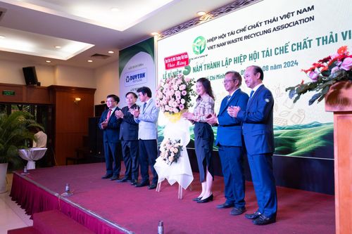 Các đại biểu tặng hoa nhân lễ kỷ niệm.