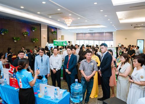 Nhiều khách mời đến tham dự lễ Kỷ niệm 3 năm thành lập Hiệp Hội Tái Chế Chất Thải Việt Nam.