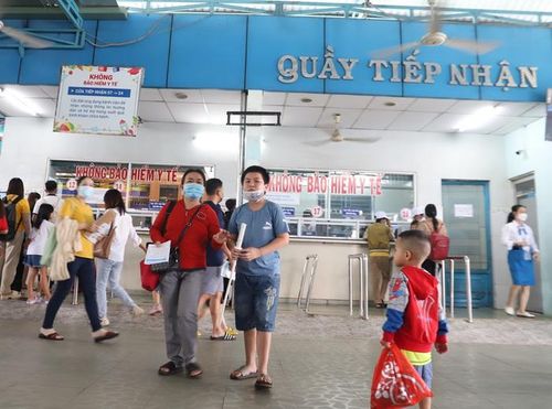 Bệnh nhi được phụ huynh đưa đến bệnh viện thăm khám
