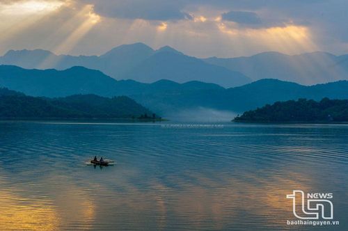 Hồ Núi Cốc thơ mộng, huyền ảo trong ánh hoàng hôn.