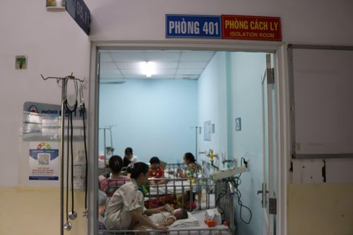  Phòng cách ly gần như kín người trong một tháng trở lại đây. Ảnh: Kỳ Duyên. 