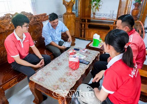 Nhân viên Viettel đến nhà khách hàng hỗ trợ người dân đổi sang máy 4G.