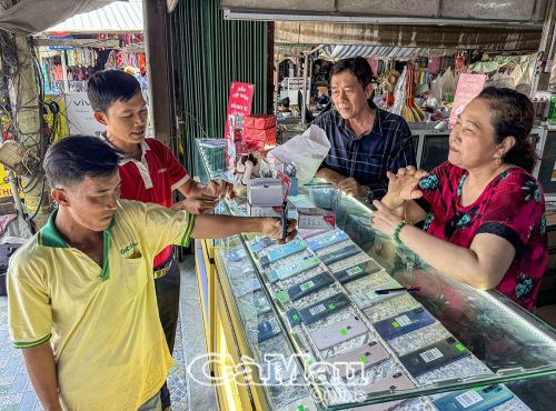 Các cửa hàng điện thoại di động tại xã Khánh Bình Tây, huyện Trần Văn Thời phối hợp với nhà mạng thông tin với khách hàng về việc tắt sóng 2G.