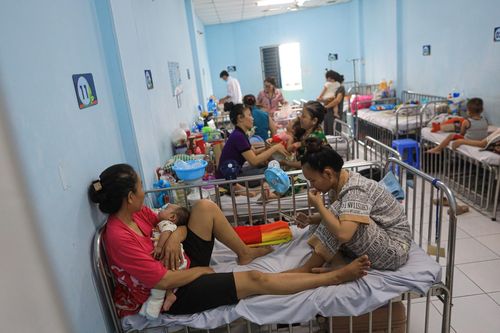  Theo bác Quy cho biết khoa Nhiễm - Thần kinh đang chủ động theo dõi sát diễn biến bệnh sởi để có các phương án tăng số lượng phòng cách ly phù hợp, sẵn sàng đáp ứng trong trường hợp số điều trị nội trú tăng mạnh, có thể lên đến hàng trăm bệnh nhi. 