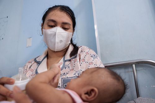 Sau 6 ngày cách ly do mắc bệnh sởi, hôm nay, bé Ka Mai được chuyển về lầu 8, nơi đặt khoa Hô hấp để tiếp tục chiến đấu với bệnh viêm phổi. Chỉ mới 4 tháng tuổi, thời gian nằm viện của Mai nhiều gấp bội so với số ngày em được ở nhà. "Vừa xuất viện về nhà sau khi điều trị viêm màng não thì con phải nhập viện tiếp tục do sởi. Thương con còn nhỏ mà phải chịu đựng nhiều thứ như vậy”, chị Ka Huyn (25 tuổi, Lâm Đồng) ôm chặt con gái với phần đầu lõm sâu, nghẹn ngào. 