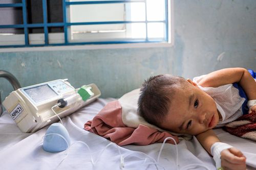 Một bé trai được truyền kháng sinh tại phòng cách ly. Như hàng chục đứa trẻ khác, cơ thể em mềm oặt, đuối sức sau nhiều ngày chiến đấu với căn bệnh này. 