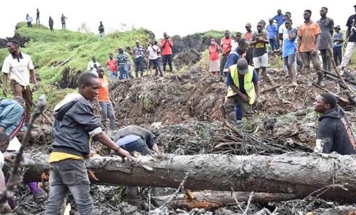 Tìm kiếm nạn nhân vụ lở đất tại bãi rác Kiteezi, Uganda. Nguồn: THX