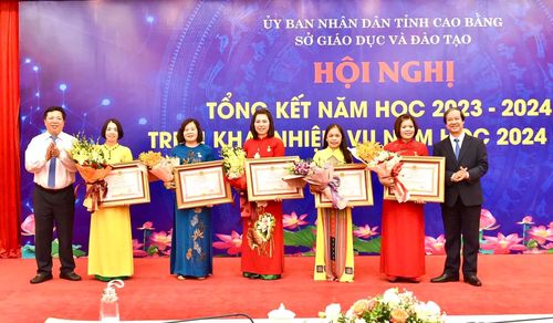 Bộ trưởng Bộ GD&ĐT Nguyễn Kim Sơn và Bí thư Tỉnh ủy Trần Hồng Minh chúc mừng 5 Nhà giáo ưu tú.