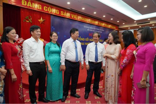 Bộ trưởng Bộ GD&ĐT Nguyễn Kim Sơn cùng Bí thư Tỉnh ủy Cao Bằng Trần Hồng Minh gặp gỡ chia sẻ với các nhà giáo bên lề hội nghị.