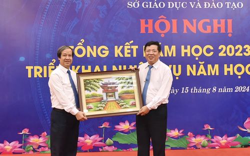 Bộ trưởng Nguyễn Kim Sơn tặng tranh cho lãnh đạo tỉnh Cao Bằng.