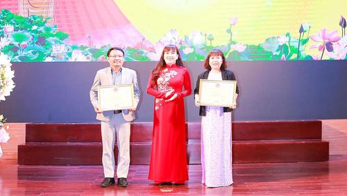 Bà Phạm Thị Hồng Hải trao Bằng khen của Chủ tịch UBND tỉnh cho Hiệu trưởng Trường THPT Chuyên Bảo Lộc và Hiệu trưởng Trường Phổ thông DTNT THCS-THPT tỉnh Lâm Đồng