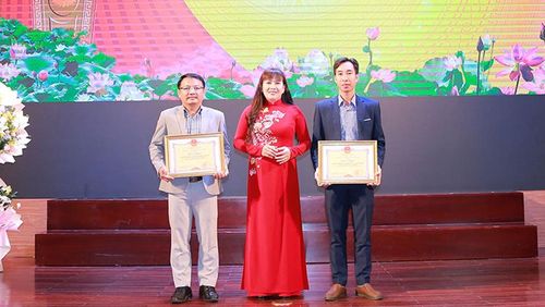 Giám đốc Sở GDĐT trao Bằng khen của Chủ tịch UBND tỉnh cho Trường THPT Phan Đình Phùng và Trường THPT Chuyên Bảo Lộc