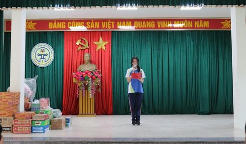  Yến Chi đại diện lớp phát biểu trong chuyến đi thiện nguyện ở Trung tâm bảo trợ số 4 thành phố Hà Nội. 