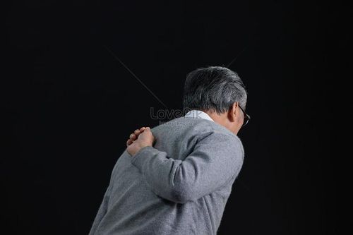 Con cái ngược đãi, bỏ rơi cha mẹ sẽ bị pháp luật xử lý đích đáng và nhận lãnh những hậu quả lâu dài. (Ảnh minh họa - Nguồn: L.P)
