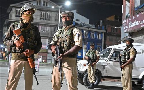 Cảnh sát gác trên các đường phố ở Srinagar, Ấn Độ. Ảnh tư liệu: AFP/TTXVN