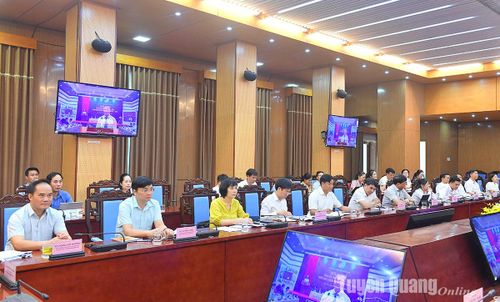 Phó Chủ tịch UBND tỉnh Hoàng Việt Phương, lãnh đạo Sở Giáo dục và Đào tạo cùng các đại biểu dự hội nghị.