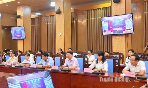 Lãnh đạo các sở, ban, ngành, đơn vị của tỉnh dự hội nghị.