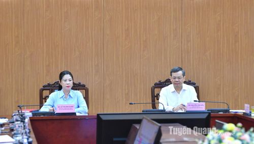  Đồng chí Phó Bí thư Thường trực Tỉnh ủy, Chủ tịch HĐND tỉnh Lê Thị Kim Dung và đồng chí Chủ tịch UBND tỉnh Nguyễn Văn Sơn chủ trì hội nghị tại điểm cầu tỉnh Tuyên Quang.