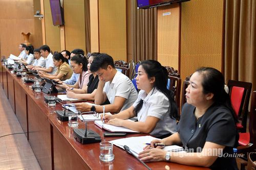  Lãnh đạo các đơn vị, trường THPT dự hội nghị.