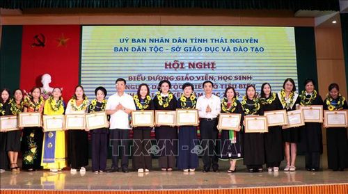 Vinh danh gần 130 giáo viên, học sinh người dân tộc thiểu số có thành tích xuất sắc trong năm học 2023-2024. Ảnh: Thu Hằng/TTXVN