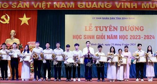 Trao Bằng khen cho các học sinh có thành tích xuất sắc trong học tập, năm học 2023-2024. Ảnh: Lê Phước Ngọc/TTXVN