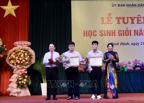 Trao Bằng khen cho các học sinh có thành tích xuất sắc trong học tập, năm học 2023-2024. Ảnh: Lê Phước Ngọc/TTXVN