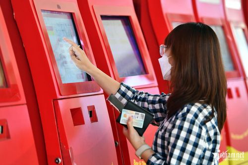 Cử tri kiến nghị xem lại giá vé máy bay. Ảnh: Nam Khánh