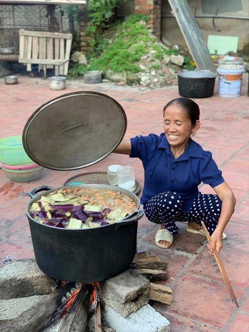 Bà Tâng Vlog bên cạnh món ăn siêu to khổng lồ