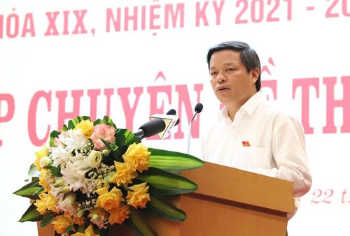 Phó Chủ tịch UBND tỉnh Phan Trọng Tấn trình bày tóm tắt Tờ trình thông qua Đề án sắp xếp đơn vị hành chính cấp huyện, cấp xã trên địa bàn tỉnh Phú Thọ, giai đoạn 2023-2025.