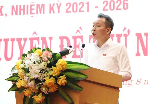 Trưởng Ban Pháp chế HĐND tỉnh Nguyễn Trung Kiên trình bày tóm tắt báo cáo thẩm tra tại Kỳ họp.