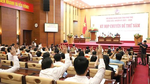 Các đại biểu biểu quyết thông qua Nghị quyết.