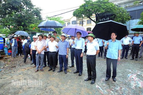 Đoàn kiểm tra tình hình thực hiện Dự án đầu tư xây dựng cầu Chà Là.
