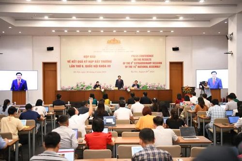 Tổng thư ký Quốc hội Bùi Văn Cường chủ trì cuộc họp báo về kết quả Kỳ họp bất thường lần thứ 8, chiều 26/8. Ảnh: VOV