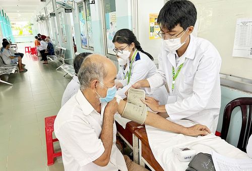 Y bác sĩ Trạm Y tế xã Phước Thạnh, huyện Củ Chi (TPHCM) thăm khám sức khỏe cho người cao tuổi trên địa bàn