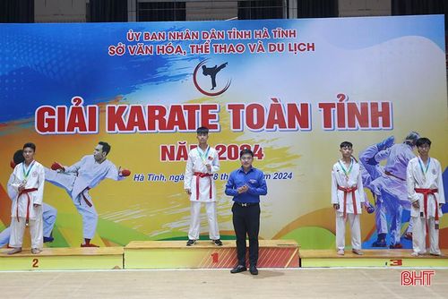  Ban Tổ chức trao huy chương nội dung Kumite nam hạng cân 50kg... 