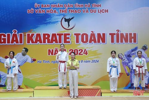  Kết thúc giải, Ban Tổ chức đã trao thưởng cho các VĐV đạt huy chương nội dung Kumite nữ hạng cân trên 50 kg. 