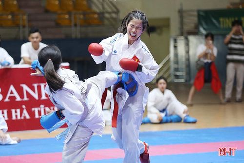  Các VĐV đã thi đấu đầy nỗ lực, cống hiến những trận đấu hấp dẫn. Giải đấu còn là dịp để phát hiện và tuyển chọn các vận động viên trẻ, có năng khiếu, bổ sung vào bộ môn karate của tỉnh. Trong ảnh: Nội dung Kumite đồng đội nữ giữa hai đội TP Hà Tĩnh (đai đỏ) và đội huyện Cẩm Xuyên. 