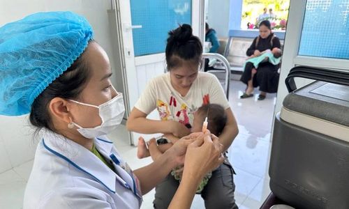 Bộ Y tế đề nghị các địa phương tăng cường tiêm vaccine và các biện pháp phòng dịch sởi cho người dân, nhất là trẻ em.