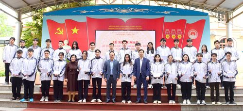 Lãnh đạo tỉnh và Hội Khuyến học tỉnh trao quà cho học sinh tham gia Kỳ thi chọn học sinh giỏi quốc gia.