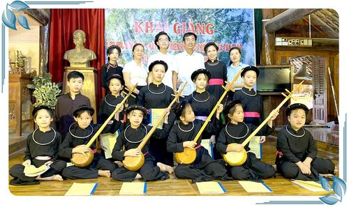 Lớp học đàn tính – hát Then dành cho học sinh xã Tân Trào.