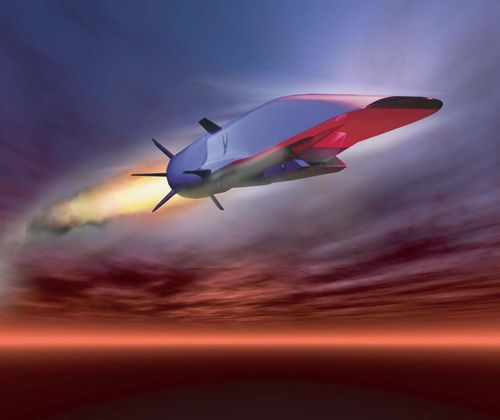 X-51A Waverider không phải là một loại vũ khí hoạt động, mà là một phương tiện thử nghiệm công nghệ. Tên lửa này sử dụng động cơ scramjet, một loại động cơ phản lực siêu thanh mà ở đó quá trình đốt cháy nhiên liệu xảy ra khi không khí đang di chuyển ở tốc độ siêu thanh. Thiết kế của X-51A cho phép nó “cưỡi” trên sóng xung kích (shockwave) do chính nó tạo ra khi bay ở tốc độ cao, giúp tăng cường hiệu suất và giảm lực cản khí động học. Ảnh: Tên lửa X-51A Waverider.
