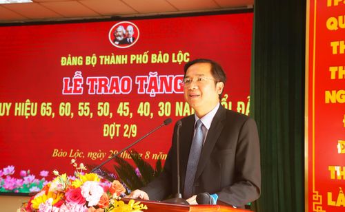 Đồng chí Tôn Thiện Đồng - Bí thư Thành ủy Bảo Lộc phát biểu chúc mừng các đảng viên nhận Huy hiệu Đảng đợt 2/9