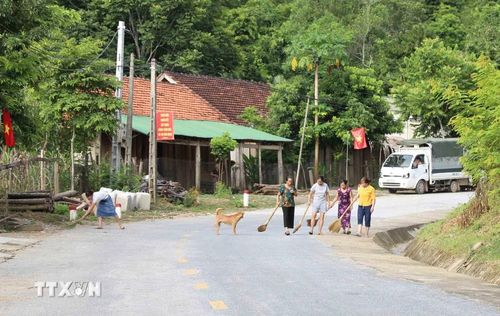  Cộng đồng dân bản tổ chức quét dọn Quốc lộ 48C đoạn qua địa bàn xã Yên Na, huyện Tương Dương, Nghệ An. (Ảnh: Xuân Tiến/TTXVN) 